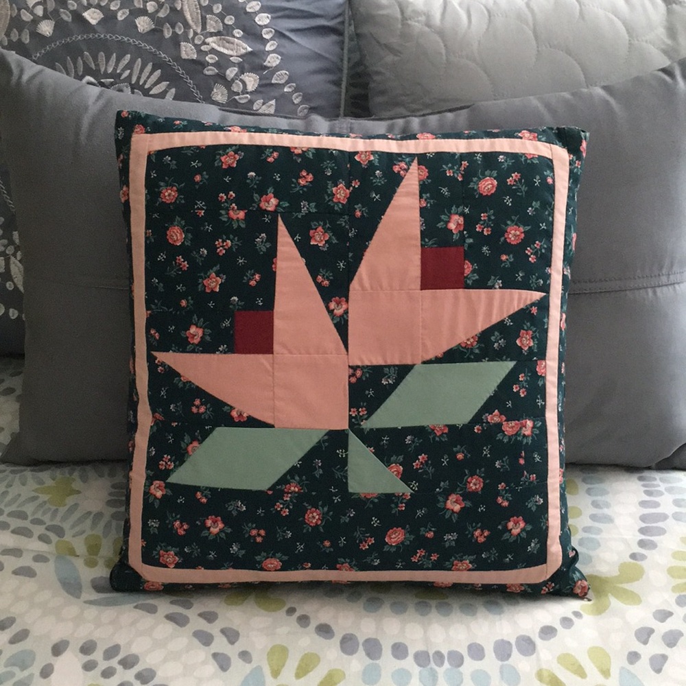 💙Country Patchwork Tulip Pillow - Picture 5 of 5